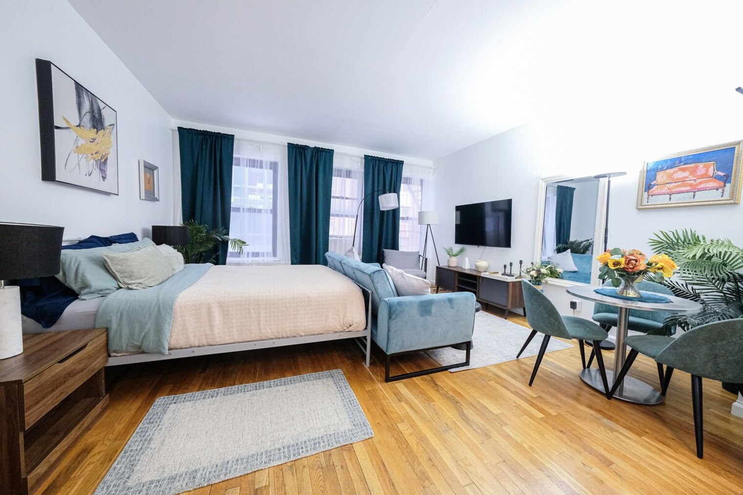 Building Photo - 305 E 95th St