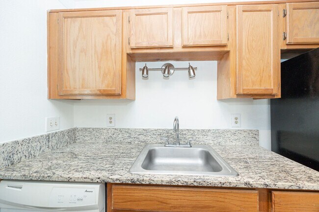 Building Photo - 18333 Roehampton Dr