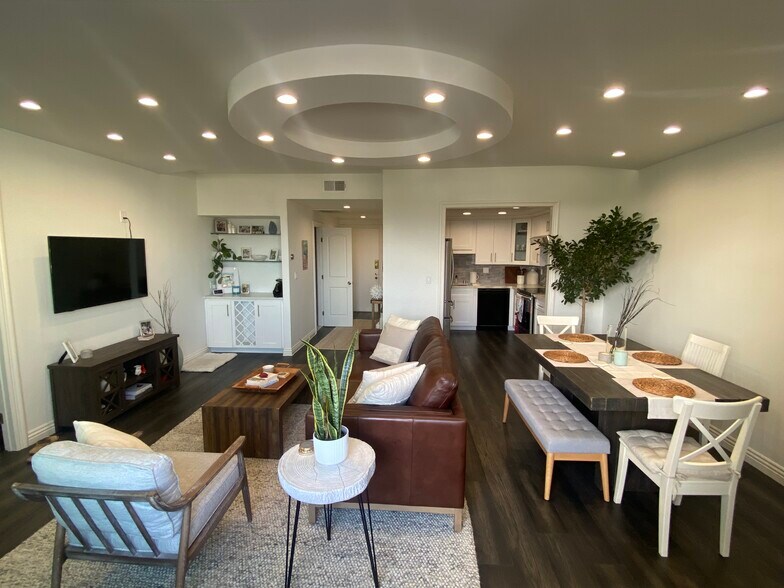 Building Photo - 321 S San Vicente Blvd
