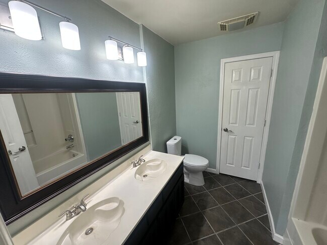 Building Photo - 9322 E 92nd St S