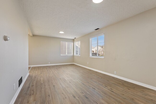 Building Photo - 4 Bed | 1 Bath with Modern Finishes in SE PDX