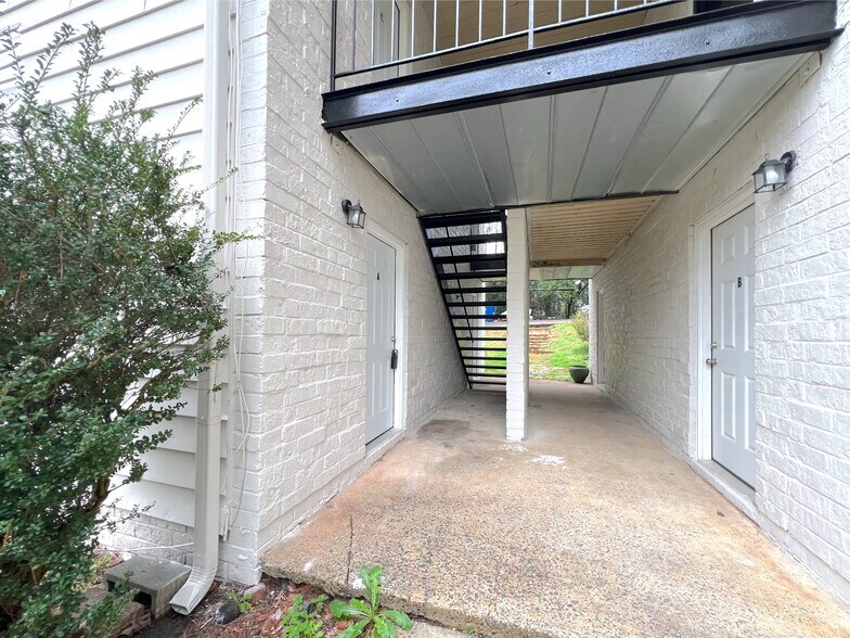 Building Photo - Room in Apartment on Gresham Park Dr