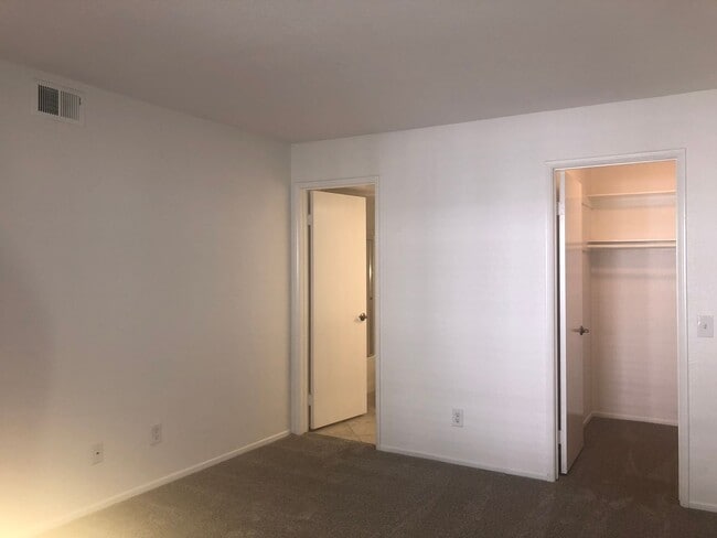 Building Photo - Bright 2 Bedroom Condo in Oceanside!