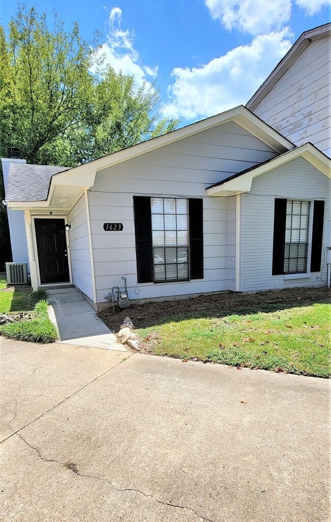 Building Photo - Adorable UPDATED 2-Bedroom, 2-Bathroom Tow...