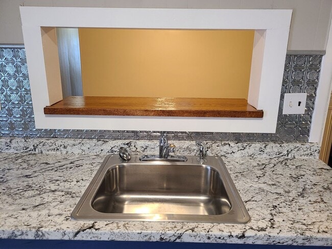 Building Photo - Spacious 2 Bedroom Home with possible 3rd bedroom or office space!