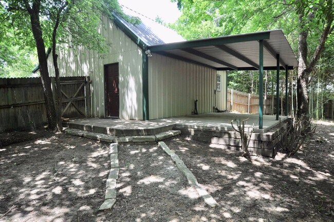 Building Photo - COUNTRY ATMOSPHERE! 1 Bedroom - 1 Bath – 1...