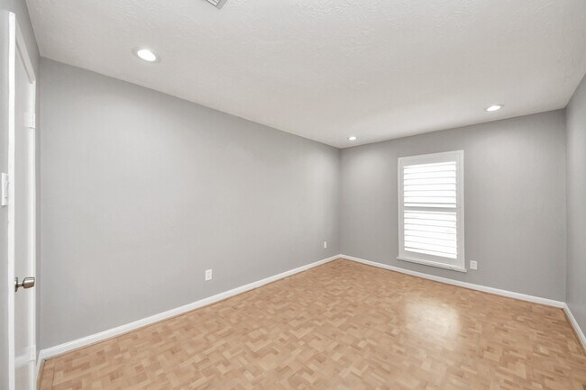Building Photo - 9222 Sharpview Dr