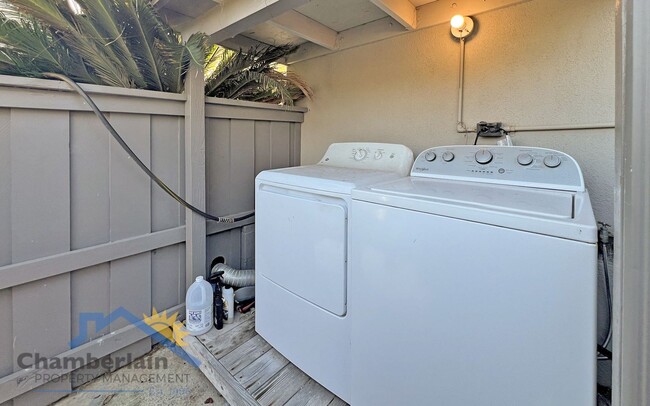 Building Photo - 2 Bedroom/1 Bathroom Coastal Leucadia Duplex!