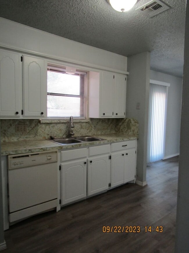 Building Photo - Very nice spacious home located in the Eis...