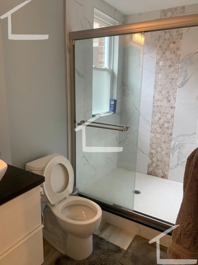 Building Photo - Fully Renovated, Central Heat/AC, Large bedrooms, Central Location. Laundry on a Site