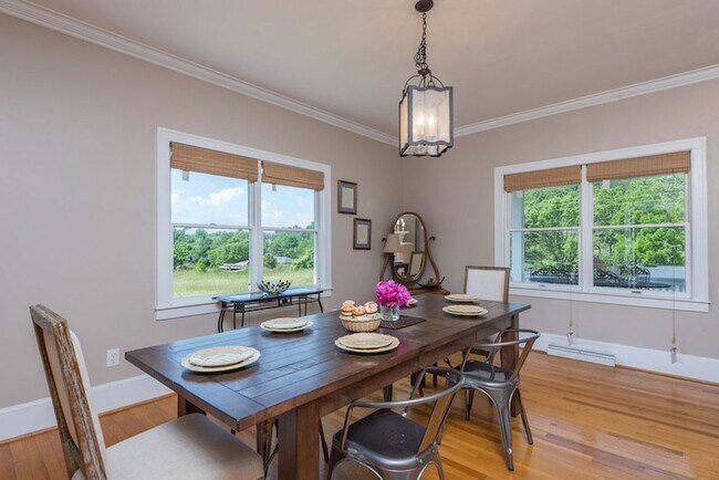 Building Photo - Weaverville Farmhouse Rental!