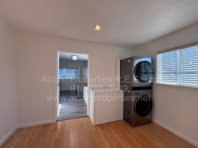 Building Photo - Downtown Roseville - 2 Bed, 1 Bath - Single Level Bungalow - Landscaping, Internet, and Utilities...