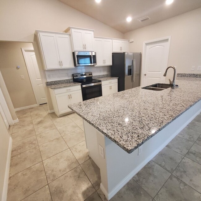 Building Photo - Charming 4-Bedroom 2 Bath Retreat with Mod...
