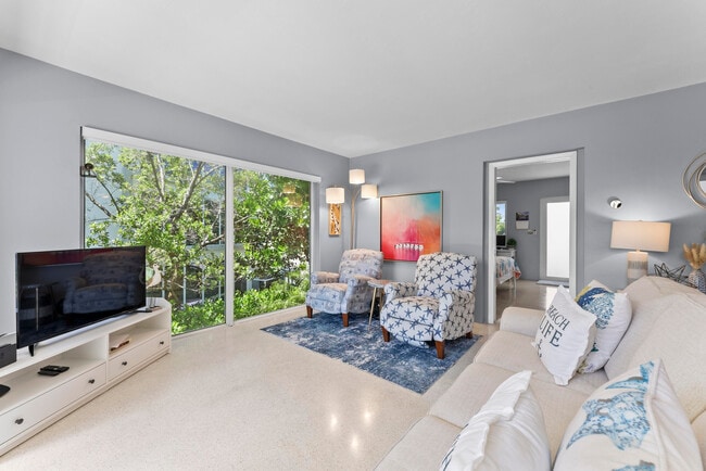 Building Photo - 1203 Hillsboro Mile