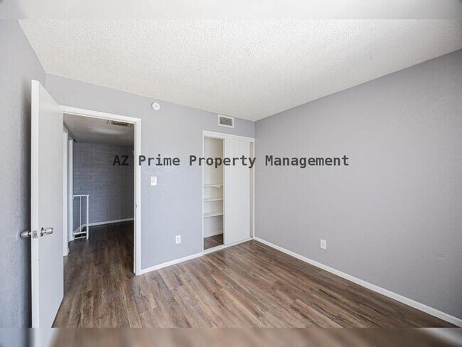 Building Photo - 5414 W Lynwood St
