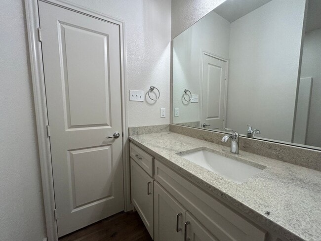 Building Photo - Luxury Townhome in Abbey Glen Community!