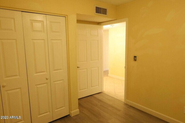 Building Photo - 557 S Sunwood Cir