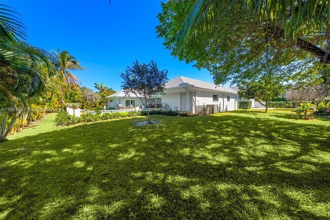 Building Photo - 424 Alamanda Dr