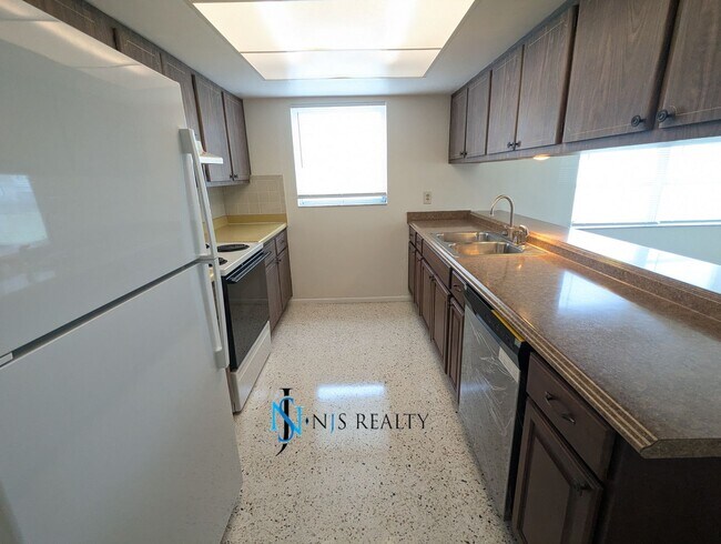 Building Photo - Large open 2/2/1 1378 Sq. Ft. with freshly...