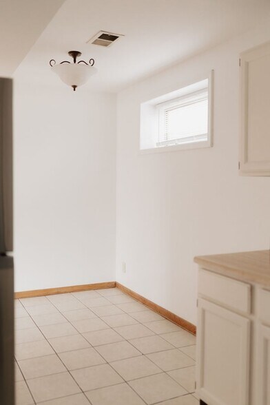 Building Photo - 533 Maple Square