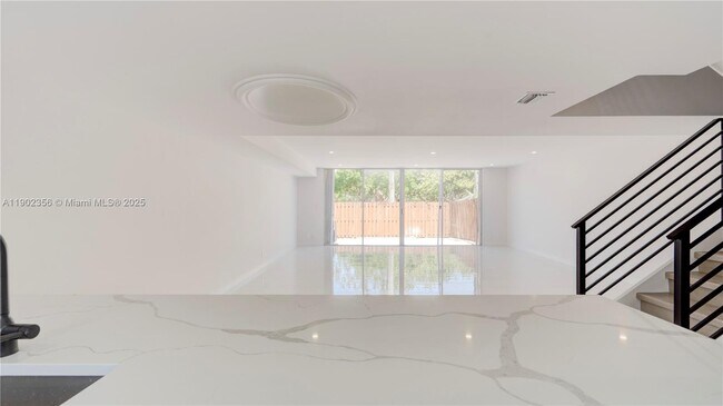 Building Photo - 933 NE 24th Ave