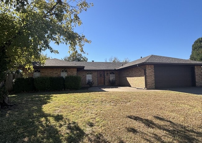 Primary Photo - Spacious 3 bedroom, 2 bathroom home availa...