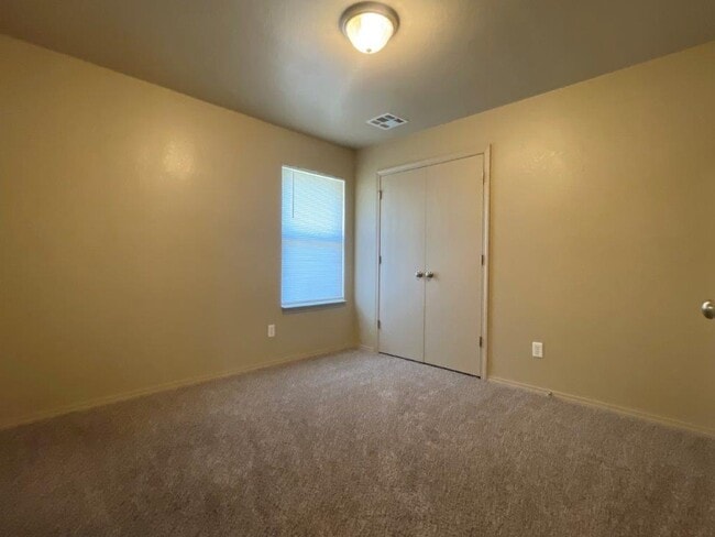 Building Photo - 3631 Vanguard Dr