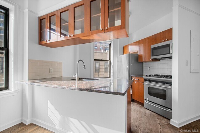 Building Photo - 779 Riverside Dr