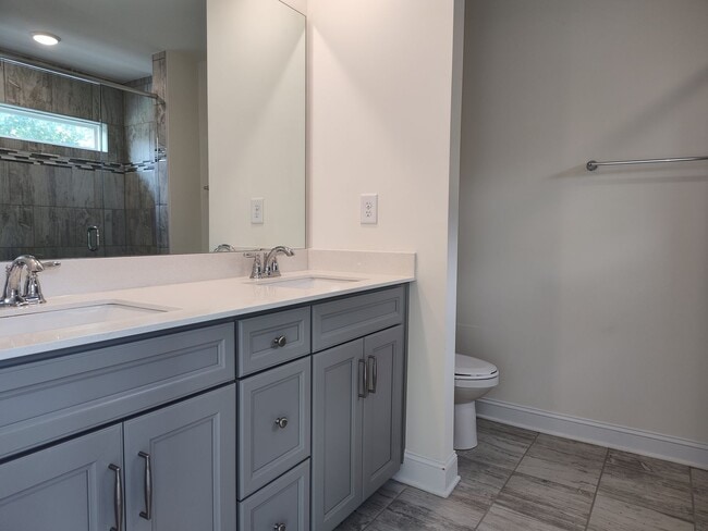 Building Photo - Charming End Unit Townhome located in the ...