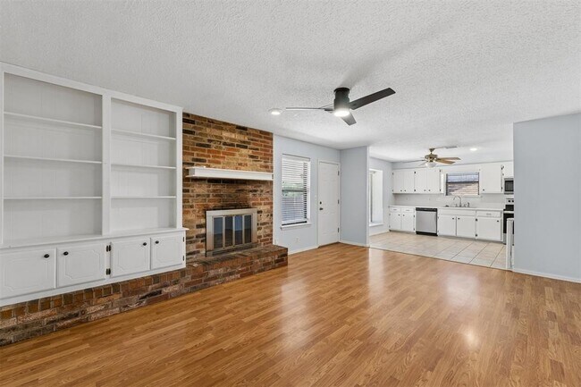 Building Photo - 213 S Silver Dr