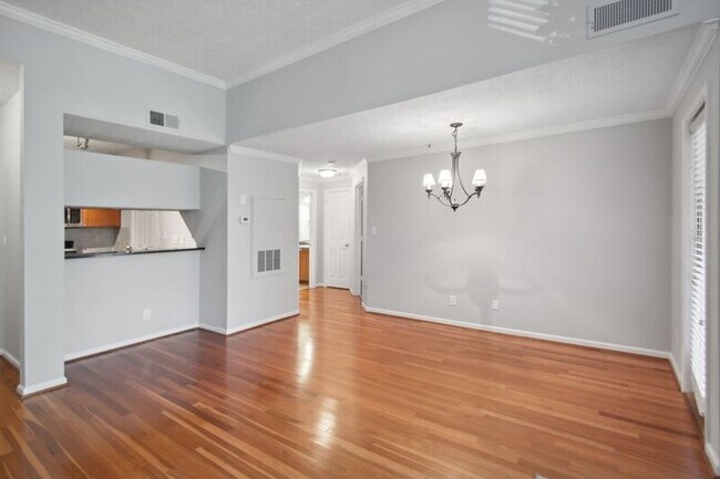 Building Photo - 1250 Parkwood Cir SE