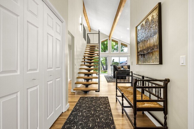 Building Photo - Fully Furnished Executive Townhome in Kiss...