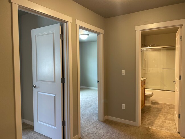 Building Photo - Goregous 3 Bedroom Home Ready for Hot Summ...
