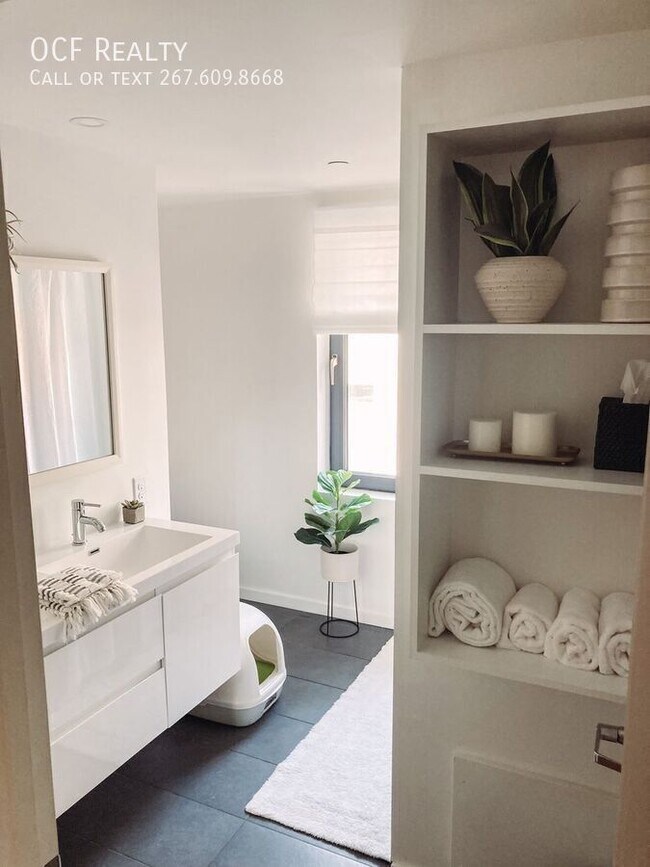 Building Photo - 152-58 W Laurel Street-208