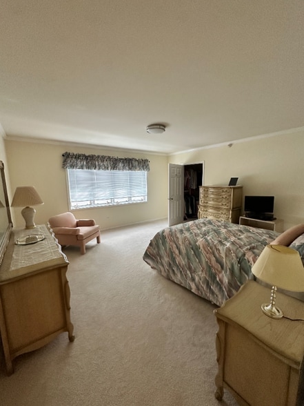 Building Photo - 650 S River Rd