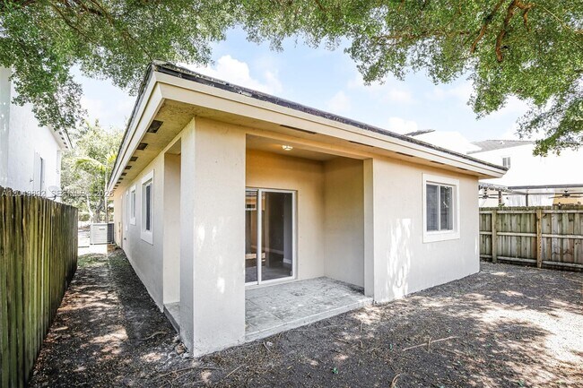 Building Photo - 216 SE 32nd Terrace