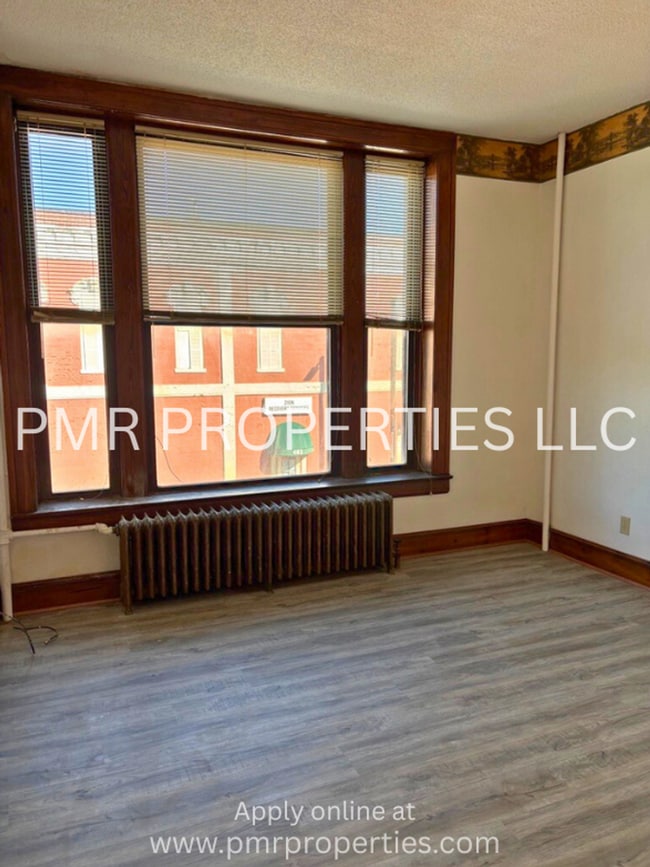 Building Photo - Red Oak Apartments