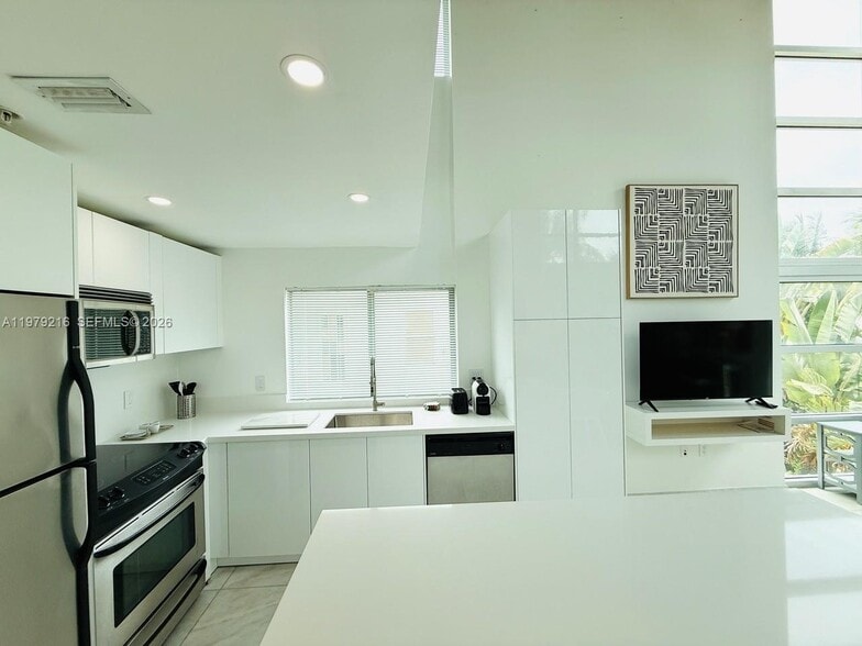 Building Photo - 7700 Collins Ave