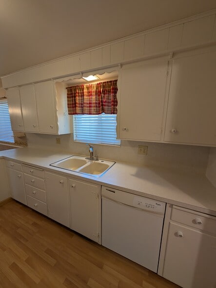 Building Photo - 675 University Dr
