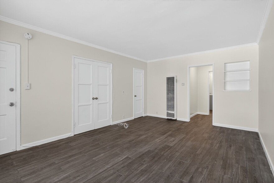 Building Photo - 4141-4147 S Bronson Avenue