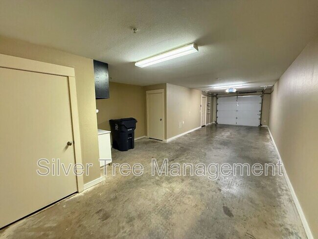 Building Photo - 3204 Wycliff Ave