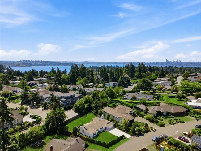 Building Photo - 3Bd/2Ba Bellevue Home