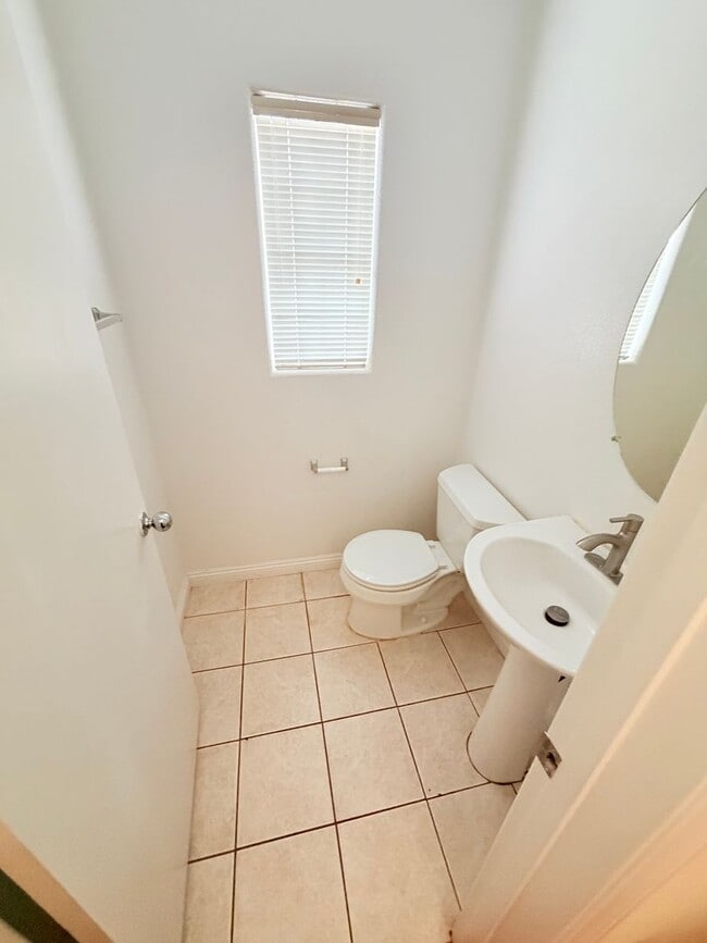 Building Photo - BEAUTIFUL 3 BEDROOM 2.5 BATH