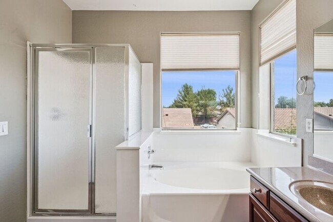 Building Photo - Beautiful 4 bedroom three bath home!