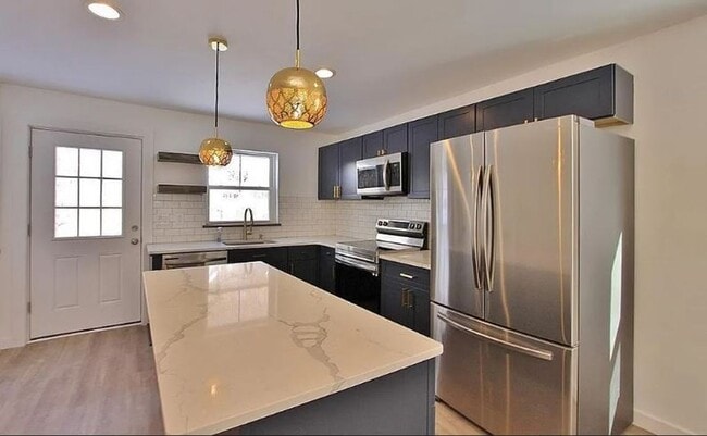 Building Photo - Style, comfort, & convenience---perfectly packaged!