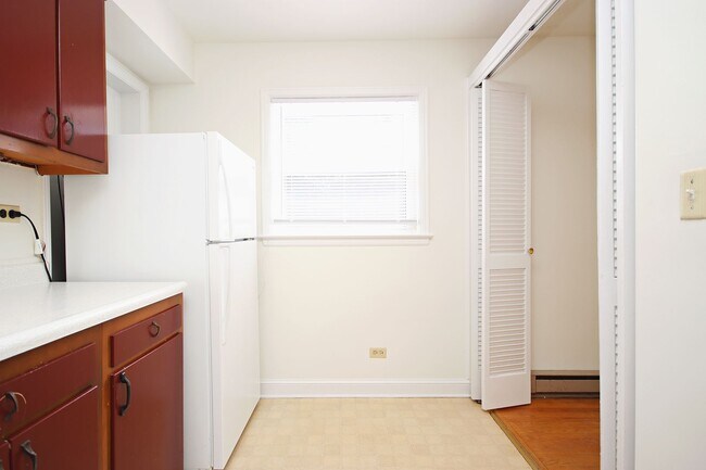 Building Photo - Student-Friendly Ivy Rd Apartment Near Foo...