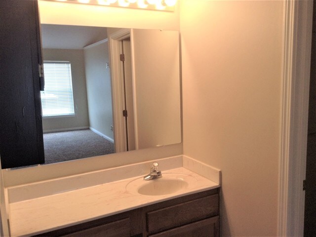 Building Photo - 8428 Stratford Ct