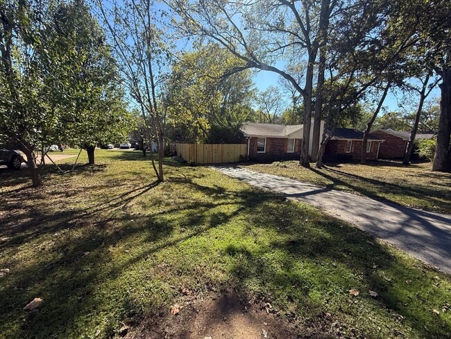 Building Photo - Quiet Hendersonville Neighborhood