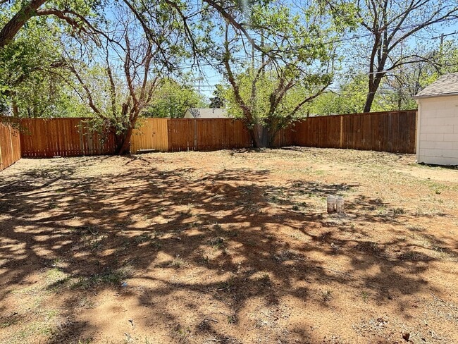 Building Photo - Pre Leasing for fall 2026! 3/2 in Heart of Lubbock!