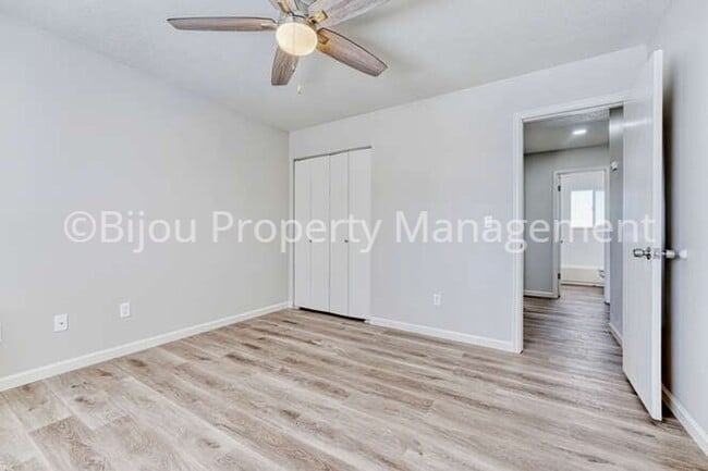 Building Photo - Completely Renovated Townhome